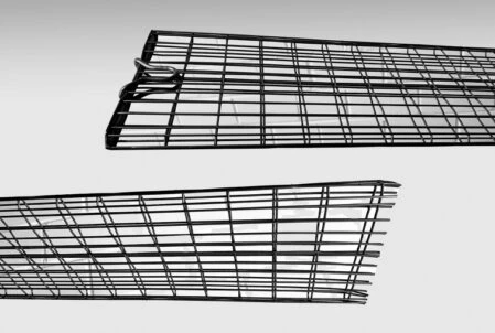 Kleine Distanzmatte mit Drahtstruktur Zwei unterschiedlich geformte Distanzmatten aus Drahtgitter für Filtertechnik – ideal zur Abstandshaltung und Luftstromoptimierung
